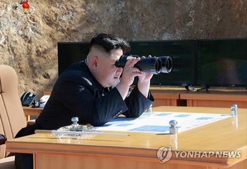 (서울=연합뉴스) 북한 조선중앙TV는 4일 대륙간 탄도미사일(ICBM) '화성-14' 시험발사에 성공했다며 ICBM 발사 모습을 공개했다. 사진은 쌍안경으로 시험발사를 지켜보는 김정은. 2017.7.4       [국내에서만 사용가능. 재배포 금지. For Use only in the Republic of Korea. No Redistribution]      nkphoto@yna.co.kr