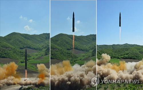 (서울=연합뉴스) 북한 조선중앙TV는 4일 대륙간 탄도미사일(ICBM) '화성-14' 시험발사에 성공했다며 ICBM 발사 모습을 공개했다. 2017.7.4       [국내에서만 사용가능. 재배포 금지. For Use only in the Republic of Korea. No Redistribution]      nkphoto@yna.co.kr