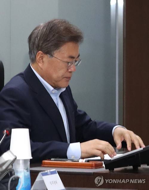 (서울=연합뉴스) 김주형 기자 = 문재인 대통령이 4일 오전 북한의 탄도미사일 발사와 관련, 국가안전보장회의(NSC) 전체회의를 소집, 자료를 살피고 있다. 2017.7.4  kjhpress@yna.co.kr