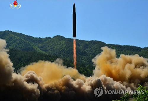 (서울=연합뉴스) 북한 조선중앙TV는 4일 대륙간 탄도미사일(ICBM) '화성-14' 시험발사에 성공했다며 ICBM 발사 모습을 공개했다.