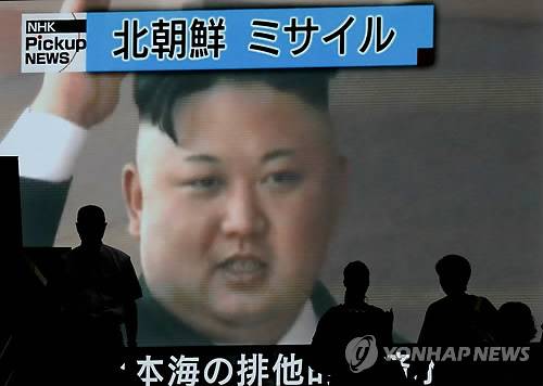 (도쿄 EPA=연합뉴스) 미국 소재 군축 지향 과학자 모임인 '참여 과학자 모임'(Union of Concerned Scientists) 공동대표인 물리학자 데이비드 라이트는 블로그에서 북한의 4일 대륙간탄도미사일(ICBM) 화성-14형과 관련,  950km 비행거리에 37분간 비행하려면 미사일이 2천800km 이상 고도에 도달해야 한다면서 이것이 사실이라면 정상 각도로 쏘면 대략 6천700km를 날아갈 수 있다고 계산했다.      그러면서 이 거리는 미국 본토와 하와이는 아니지만 미국 알래스카 전역에 도달할 수 있는 거리라고 설명했다. 사진은 이날 일본 도쿄에서 북한 ICBM발사에 관한 긴급 뉴스 TV화면에 북 실권자 김정은이 비치는 모습.      bulls@yna.co.kr