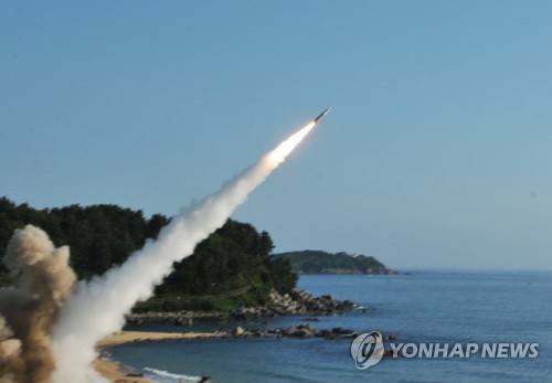 (서울=연합뉴스) 한미 양국 군이 5일 북한의 대륙간탄도미사일(ICBM) 도발에 대응해 적 지휘부에 대한 탄도미사일 타격훈련을 하며 경고메시지를 보냈다.      합동참모본부는 이날 "한미 미사일 부대는 오늘 오전 7시 북한의 거듭되는 탄도미사일 도발에 대응해 동해안에서 한미 연합 탄도미사일 사격을 실시했다"고 밝혔다. 2017.7.5 [합동참모본부 제공=연합뉴스]