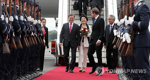 (베를린=연합뉴스) 김주형 기자 = G20 정상회의 참석 등을 위해 독일을 방문한 문재인 대통령과 부인 김정숙 여사가 5일 오전(현지시간) 베를린 테겔 공항에 도착해 이경수 주 독일대사, 폰 슈트라우젠부르크 의전 차장 등 마중 나온 인사들의 영접을 받으며 사열받고 있다. 2017.7.5      kjhpress@yna.co.kr