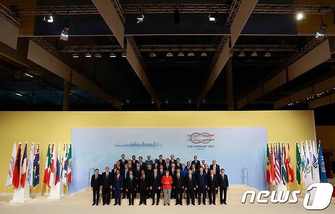 주요 20개국(G20) 정상회의에 참석한 각국 정상들과 국제기구 수장들이 7일(현지시간) 독일 함부르크 행사장에서 단체로 기념사진을 촬영했다. 문재인 대통령은 사진 맨 오른쪽에 서 있다. © AFP=뉴스1 © News1 최종일 기자
