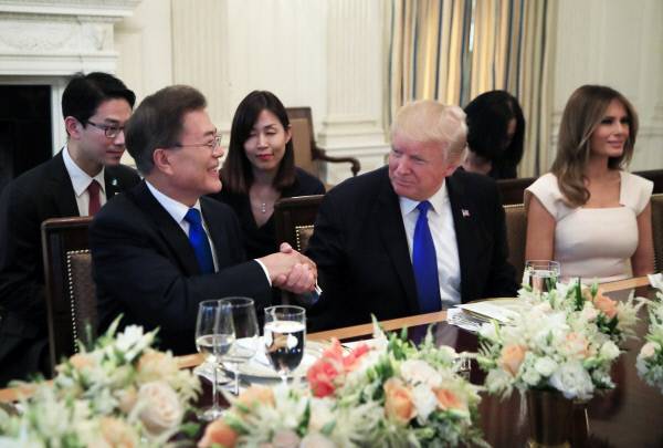 한미 정상회담을 위해 미국을 방문한 문재인 대통령이 6월29일 미 백악관 만찬장에서 도널드 트럼프 미 대통령과 악수하고 있다. / AP연합뉴스