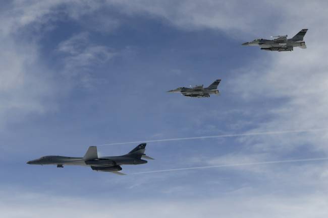美 전략폭격기 B-1B가 한국 공군 F-15K, 미 공군 F-16 전투기의 공중 엄호를 받으며 한반도 상공을 비행하고 있다. [사진=공군 제공]