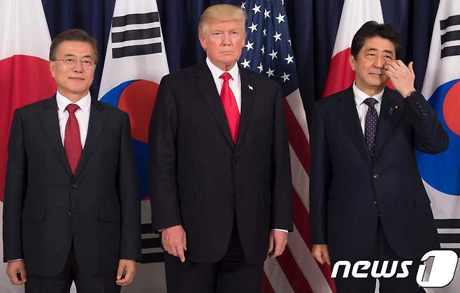 문재인 대통령(왼쪽)과 도널드 트럼프 미국 대통령, 아베 신조 일본 총리가 6일 오후(현지시간) G20 정상회의가 열리는 독일 함부르크 시내 미국총영사관에서 열린 한미일 정상만찬에서 기념촬영을 하고 있다.  © AFP=뉴스1