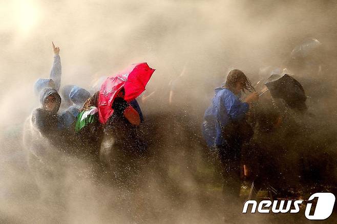 7일(현지시간) 독일 함부르크에서 경찰이 시위대를 물대포로 진압하고 있다. © AFP=뉴스1