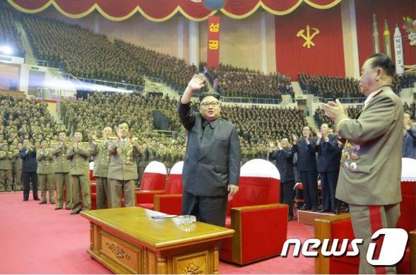 북한 관영 조선중앙통신은 10일 "대륙간탄도로케트 시험발사 성공기념 음악무용종합공연이 9일 혁명의 수도 평양에서 성대히 진행됐다"고 보도했다. (출처 : 노동신문) © News1