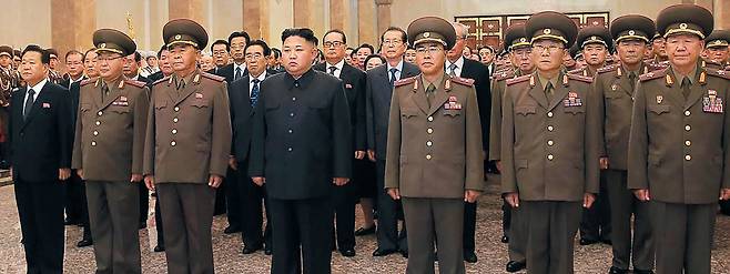 최룡해·황병서는 끝으로 밀려 - 북한 노동신문이 9일 공개한 김정은 노동당 위원장의 금수산궁전 참배 모습. 앞줄 왼쪽부터 최룡해 당 부위원장, 김정식 당 군수공업부 부부장, 리병철 당 중앙위 제1부부장, 김정은, 장창하 국방과학원 원장, 전일호 당 중앙위 위원, 황병서 총정치국장. /노동신문
