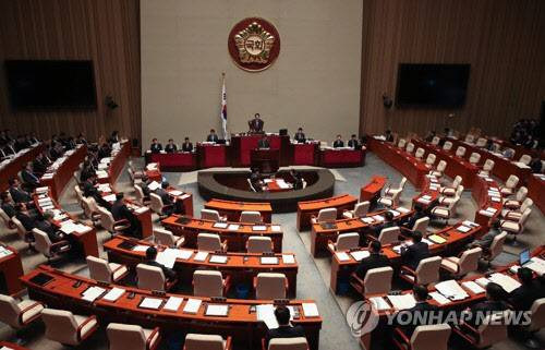 10일 오후 국회 예결위 회의장에 여당 의원들과 정의당 윤소하 의원만이 참가한 가운데 예결위 전체회의가 진행되고 있다. /연합뉴스