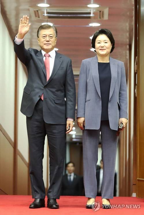 조금전 서울공항에 도착한 문재인대통령, 김정숙여사 | 인스티즈