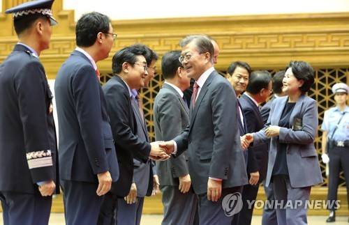 조금전 서울공항에 도착한 문재인대통령, 김정숙여사 | 인스티즈