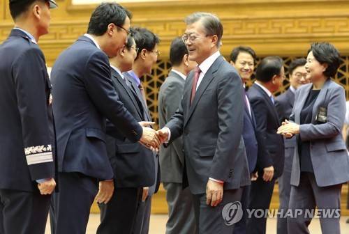 조금전 서울공항에 도착한 문재인대통령, 김정숙여사 | 인스티즈