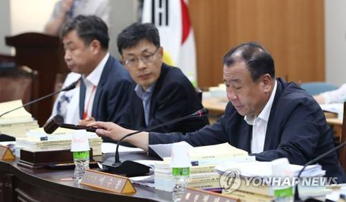 (세종=연합뉴스) 김인철 기자 = 10일 오후 정부세종청사 고용노동부에서 열린 최저임금위원회 제9차 전원회의에서 어수봉 최저임금위원회 위원장(오른쪽)이 의사봉을 두드리고 있다. 2017.7.10      yatoya@yna.co.kr