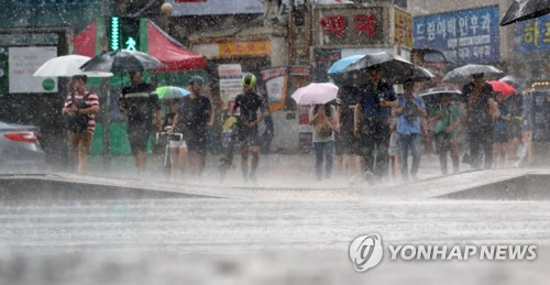 (서울=연합뉴스) 김인철 기자 = 장마전신이 전국에 영향을 미치고 있는 9일 오후 서울 동작구 노량진역 앞에서 시민들이 비를 피해 발걸음을 옮기고 있다. 2017.7.9  yatoya@yna.co.kr