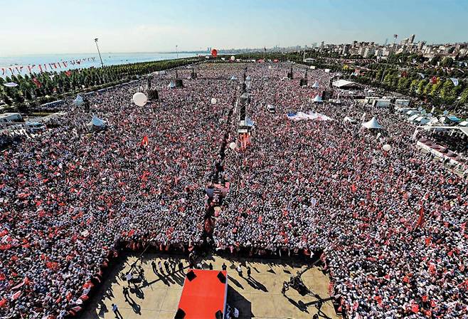 쿠데타 진압 1년만에 대규모 시위… 폭력 사태는 없었다 - 9일(현지 시각) 터키 이스탄불 말테페 해안공원에 모인 시민들이 에르도안 터키 대통령의 강압 정치에 항의하며 “권리, 법, 정의”를 외치고 있다. 터키 야당인 공화인민당(CHP)은 이날 25일 동안 이어진 앙카라~이스탄불까지 450㎞에 걸친 ‘정의의 행진’을 끝냈다. 이날 시위에는 경찰 추산 100만명(주최측 추산 200만명)이 모였다고 뉴욕타임스는 전했다. 에르도안 대통령은 지난해 7월 군부 세력의 쿠데타 진압 이후 독재 권력을 강화하고 있다. /AFP 연합뉴스