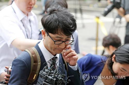 (서울=연합뉴스) 김현태 기자 = 문재인 대통령 아들 준용씨에 대한 '취업특혜 의혹 제보조작' 사건에 관여한 혐의로 사전구속영장이 청구된 국민의당 이준서 전 최고위원이 영장실질심사를 받기위해 11일 오전 서울 남부지법에 도착하고 있다. 2017.7.11  mtkht@yna.co.kr