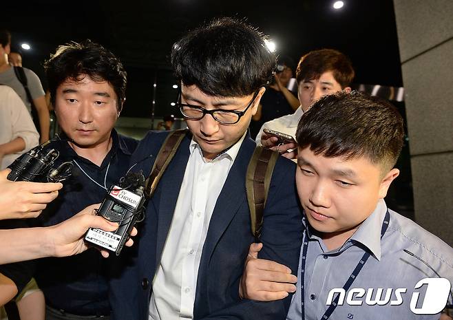 '제보조작' 관련 혐의로 구속영장이 발부된 이준서 전 국민의당 최고위원이 12일 새벽 양천구 서울남부지검에서 서울남부구치소로 이송되고 있다. 2017.7.12/뉴스1 © News1 박세연 기자
