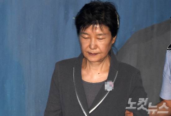 발가락 통증을 이유로 재판을 피하던 박근혜 전 대통령 14일 오후 서울 서초구 서울중앙지방법원에서 열린 36차 공판에 출석하기 위해 호송차에서 내려 법정으로 향하고 있다 (사진=이한형 기자)