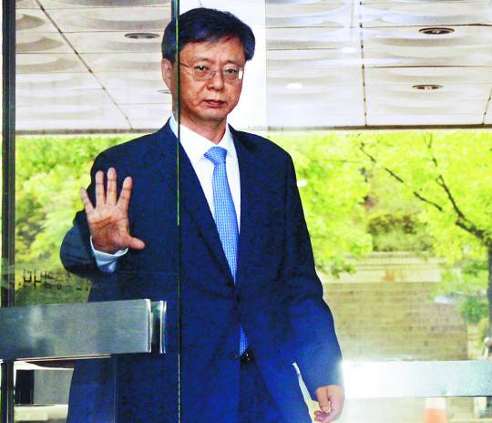 우병우 전 청와대 민정수석이 지난 3일 재판 출석을 위해 서울 서초구 서울중앙지방법원으로 들어서고 있다. 우 전 수석은 ‘박근혜정부 청와대 민정수석실 문건’ 공개로 다시 특검과 검찰의 주목을 받고 있다. 뉴시스