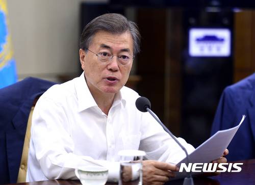 【서울=뉴시스】전진환 기자 = 문재인 대통령이 17일 오후 청와대 여민관 소회의실에서 수석 보좌관 회의를 주재하고 있다. 2017.07.17.   amin2@newsis.com  <저작권자ⓒ 공감언론 뉴시스통신사. 무단전재-재배포 금지.>