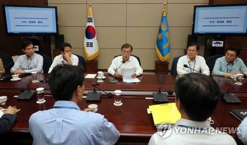 (서울=연합뉴스) 배재만 기자 = 문재인 대통령이 17일 오후 청와대 여민관에서 열린 수석보좌관회의를 주재하고 있다. 2017.7.17      scoop@yna.co.kr