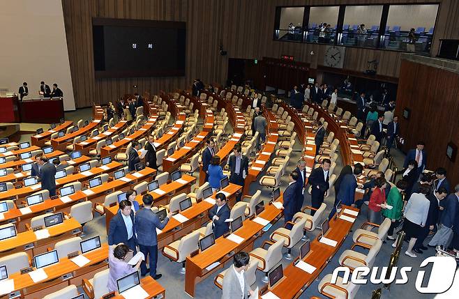 18일 오후 서울 여의도 국회에서 열린 본회의 정회 후 의원들이 본회의장을 나서고 있다. 여야가 합의하지 못하면서 이날 일자리 추가경정예산과 정부조직법 개정안의 본회의 의결은 무산됐다. 2017.7.18/뉴스1 © News1 박세연 기자