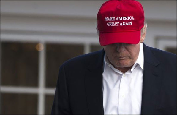 ‘미국을 다시 위대하게’라는 대선 구호를 새긴 모자를 쓴 트럼프 대통령