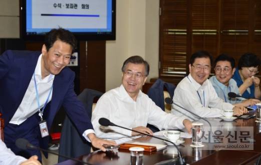지각생 비서실장  - 임종석(왼쪽) 청와대 비서실장이 17일 여민관에서 열린 대통령 주재 수석 보좌관회의에 지각해 겸연쩍은 표정을 지으며 자리에 앉으려 하자 문재인 대통령이 웃으면서 쳐다보고 있다. 문 대통령의 오른쪽부터 정의용 국가안보실장, 전병헌 정무수석, 문미옥 과학기술보좌관.안주영 기자 jya@seoul.co.kr