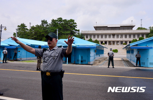 【파주=뉴시스】박진희 기자 = 문재인 대통령 "대북정책은 정치·인도적 부분으로 구별해 미국과 얘기해야 한다"고 밝힌 19일 오후 경기도 파주시 판문점 회담장에서 남한 경비병들이 경계 근무를 하고 있다. 사진 위쪽으로 북측 판문각이 보이고 있다. 2017.07.19.pak7130@newsis.com