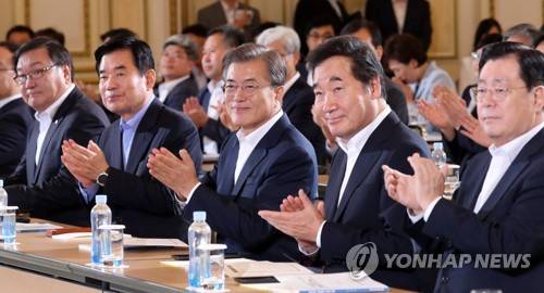(서울=연합뉴스) 배재만 기자 = 문재인 대통령이 19일 오후 청와대 영빈관에서 열린 국정과제 보고대회에서 국정기획자문위원들의 부문별 세부 계획에 대한 설명을 듣고 박수를 치고 있다. 오른쪽부터 황찬현 감사원장, 이낙연 국무총리, 문 대통령, 김진표 국정기획자문위원장, 김태년 부위원장. 2017.7.19 scoop@yna.co.kr