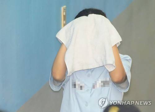 (서울=연합뉴스) 김현태 기자 = 지난해 사회적으로 큰 파문을 일으켰던 법조 비리 사건의 부장판사 출신 최유정 변호사가 2심 판결 선고에 출석하고자 21일 오전 서울 서초구 중앙지법에 도착해 법정으로 향하고 있다.     mtkht@yna.co.kr