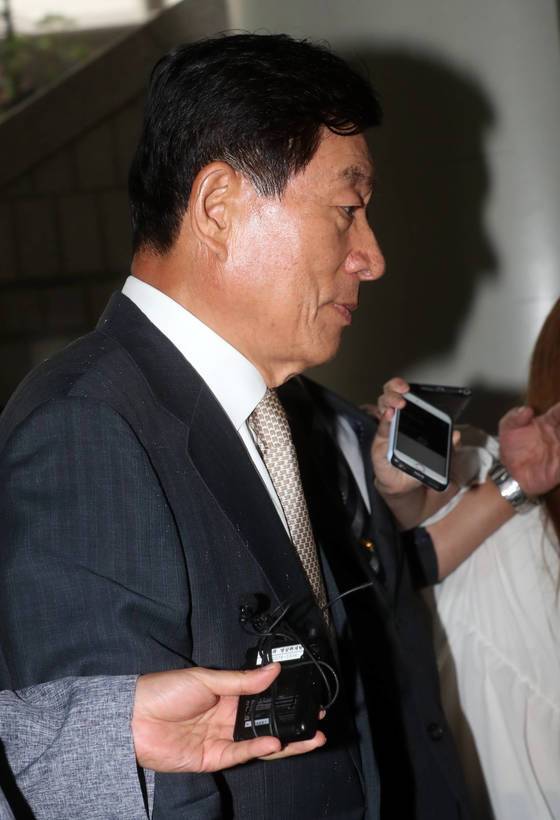 원세훈 전 국정원장이 24일 국정원 댓글 의혹과 관련한 파기환송심 결심공판에 참석하기 위해 서울고법 법정으로 들어가고 있다. 최정동 기자