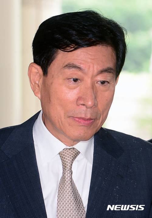 【서울=뉴시스】김선웅 기자 = 원세훈 전 국가정보원장이 24일 오후 서울 서초구 서울고등법원에서 열린 '국정원 댓글 사건' 파기환송심 결심공판에 출석하고 있다. 이날 재판에는 검찰이 제출한 원 전 원장의 삭제되지 않은 온전한 형태의 녹취록이 공개된다. 2017.07.24. mangusta@newsis.com
