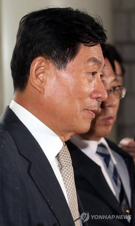 (서울=연합뉴스) 최재구 기자 = 원세훈 전 국가정보원장이 24일 서울 서초구 중앙지법에서 열린 대선개입 의혹 사건 파기환송심 결심공판에 출석하고 있다.  2017.7.24      jjaeck9@yna.co.kr