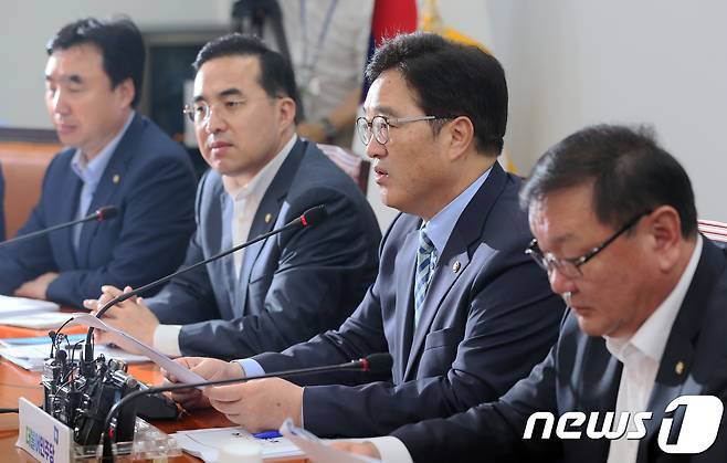 우원식 더불어민주당 원내대표가 25일 서울 여의도 국회에서 열린 원내대책회의에서 모두발언을 하고 있다. 2017.7.25/뉴스1 © News1 이동원 기자