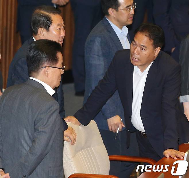 '제보조작' 사건의 마지막 참고인 이용주 국민의당 의원(49)이 오는 26일 오후 3시 검찰에 소환된다. 사진은 지난 22일 국회 본회의장에서 이용주 의원이 박주선 비대위원장, 박지원 전 대표와 대화하는 모습. 2017.7.22/뉴스1 © News1 박정호 기자