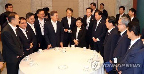 (서울=연합뉴스) 배재만 기자 = 문재인 대통령이 25일 오전 청와대에서 열린 국무회의를 주재하기 앞서 국무위원들과 차담회를 열고 얘기를 나누고 있다. 이날 국무회의는 처음으로 전원 새 정부가 임명한 국무위원들이 참석했다. 2017.7.25  scoop@yna.co.kr  (끝)