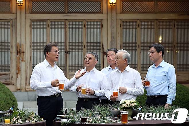 문재인 대통령이 27일 청와대 상춘재에서 열린 주요 기업인과의 호프 미팅에서 함영준 오뚜기 회장(왼쪽 두 번째부터), 구본준 LG 부회장, 손경식 CJ 회장, 권오준 포스코 회장과 대화를 나누고 있다. (청와대) 2017.7.27/뉴스1 © News1