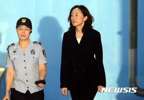 【서울=뉴시스】조성봉 기자 =  '문화계 블랙리스트'와 관련 1심 선고에 징역 1년 집행유예 2년을 선고받은 조윤선 전 문화체육관광부 장관이  27일 오후 서울 서초구 서울중앙지방법원에서 수갑을 풀고 호송차에 오르고 있다. 2017.07.27.suncho21@newsis.com
