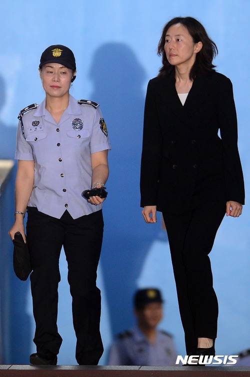 【서울=뉴시스】조성봉 기자 =  '문화계 블랙리스트' 관련 1심 선고에서 징역 1년 집행유예 2년을 선고받은 조윤선 전 문화체육관광부 장관이  27일 오후 서울 서초구 서울중앙지방법원에서 수갑을 풀고 호송차에 오르고 있다. 2017.07.27.suncho21@newsis.com