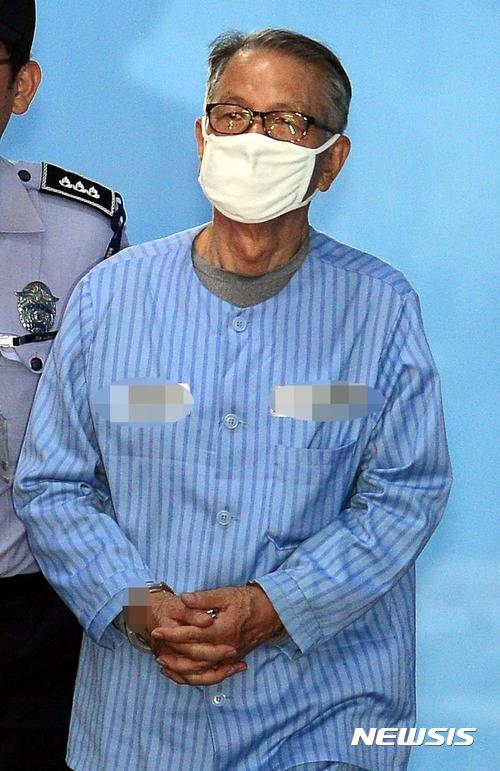 【서울=뉴시스】조성봉 기자 =  '문화계 블랙리스트' 관련 1심 선고에서 징역 3년을 선고받은 김기춘 전 대통령 비서실장이 27일 오후 서울 서초구 서울중앙지방법원에서 구치소로 향하고 있다. 2017.07.27.suncho21@newsis.com