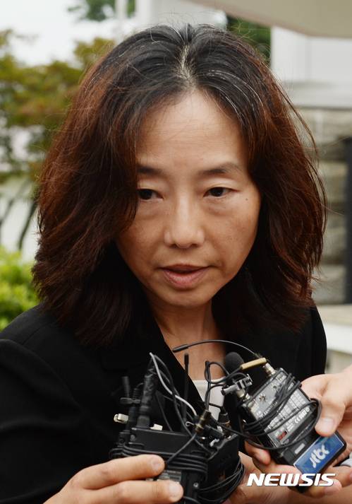【의왕=뉴시스】임태훈 기자 = '문화계 블랙리스트' 관련 1심 선고에서 징역 1년 집행유예 2년을 선고받은 조윤선 전 문화체육관광부 장관이 27일 오후 경기도 의왕시 서울구치소에서 석방되고 있다. 2017.07.27. taehoonlim@newsis.com