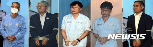 【서울=뉴시스】조성봉 기자 =  '문화계 블랙리스트' 관련 1심 선고에서  실형을 선고받은 김기춘(왼쪽부터) 전 대통령 비서실장, 김종덕 전 문화체육관광부 장관, 정관주 전 1차관, 신동철 전 청와대 정무비서관, 김상률 전 청와대 교육문화수석이  27일 오후 서울 서초구 서울중앙지방법원에서 구치소로 향하고 있다. 문화예술계 블랙리스트와 관련해  김기춘(78) 전 대통령 비서실장 징역 3년 조윤선 전 문화체육관광부 장관 징역 1년 집행유예 2년,  김상률(57) 전 청와대 교육문화수석 징역 1년6개월, 김소영 전 청와대 문화체육비서관 징역 1년6개월 집행유예 2년, 김종덕 전 문체부 장관에게는 징역 2년, 신동철 전 청와대 정무비서관, 정관주 전 문체부 1차관에게는 각각 징역 1년6개월이 선고됐다. 2017.07.27.suncho21@newsis.com