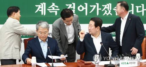 (서울=연합뉴스) 홍해인 기자 = 국민의당 박주선 비상대책위원장(오른쪽 두번째)이 27일 오전 국회 당대표실에서 지도체제 개편안 의결을 위한 비상대책위원회의에 참석해 이태규 사무총장과 논의하고 있다.       국민의당은 이날 중앙위원회를 열어 8·27 전당대회 룰을 최종 확정한다.       hihong@yna.co.kr