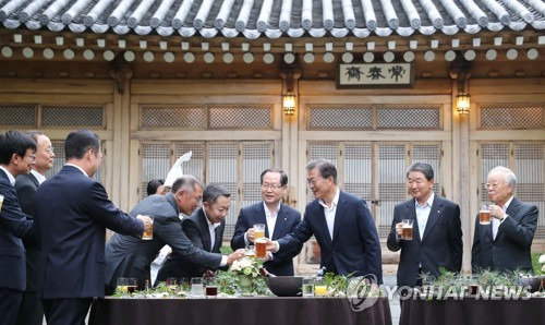 (서울=연합뉴스) 배재만 기자 = 문재인 대통령이 27일 오후 청와대 상춘재에서 주요 기업인들을 초청해 개최한 '주요 기업인과의 호프미팅'에서 참석자들과 함께 소상공인 수제맥주로 건배하고 있다.     scoop@yna.co.kr