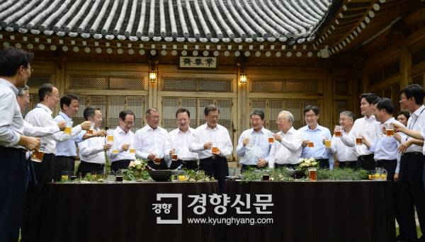 문재인 대통령이 7월 27일 오후 청와대 상춘재에서 주요 기업인들을 초청해 개최한 ‘주요 기업인과의 호프미팅’에서 참석자들과 수제맥주를 마시며 대화를 나누고 있다. /청와대사진기자단