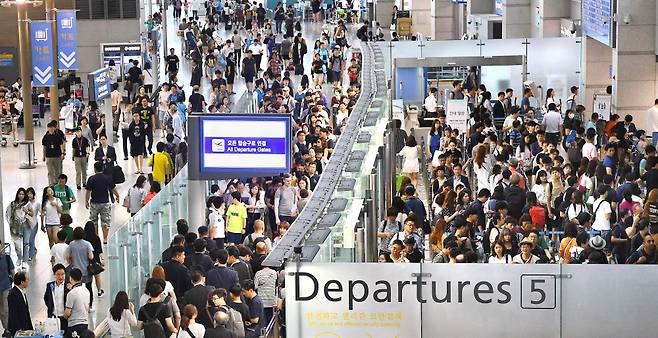 인천공항 메운 바캉스族…하루 10만여명 출국 신기록 해외에서 휴가를 보내려는 여행객들로 28일 인천국제공항 출국심사장이 발 디딜 틈이 없을 정도로 붐비고 있다. 29일 하루 출국자 수는 10만4000여 명으로 개항 이래 사상 최고치를 기록할 것으로 추산됐다. [이승환 기자]