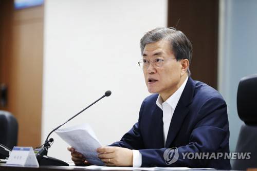 (서울=연합뉴스) 문재인 대통령이 29일 오전 1시 북한이 28일 밤 자강도 일대에서 동해상으로 탄도미사일로 추정되는 발사체를 기습 발사한 것과 관련해 긴급 국가안전보장회의(NSC) 전체회의 소집해 발언하고 있다. 2017.7.29 [청와대 제공=연합뉴스]  kjhpress@yna.co.kr  (끝)